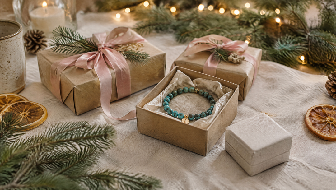 Cadeaux de Noël emballés avec un bracelet de perles turquoise et une boîte à bijoux