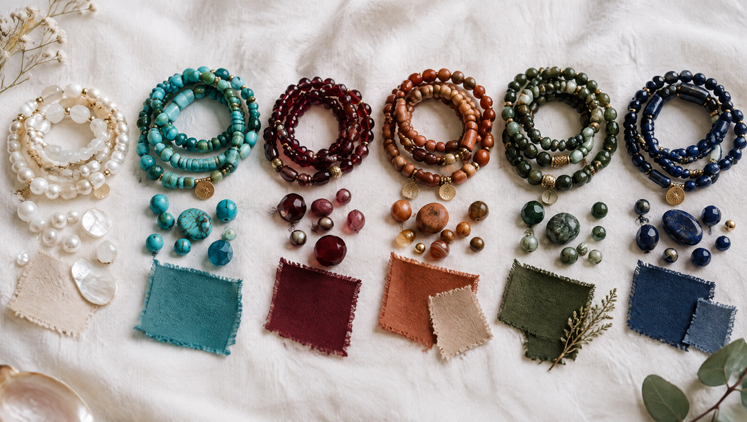 Palette de bracelets et perles aux couleurs tendance 2026-2027 : blanc, bleu-vert, bordeaux, terracotta, vert et bleu nuit