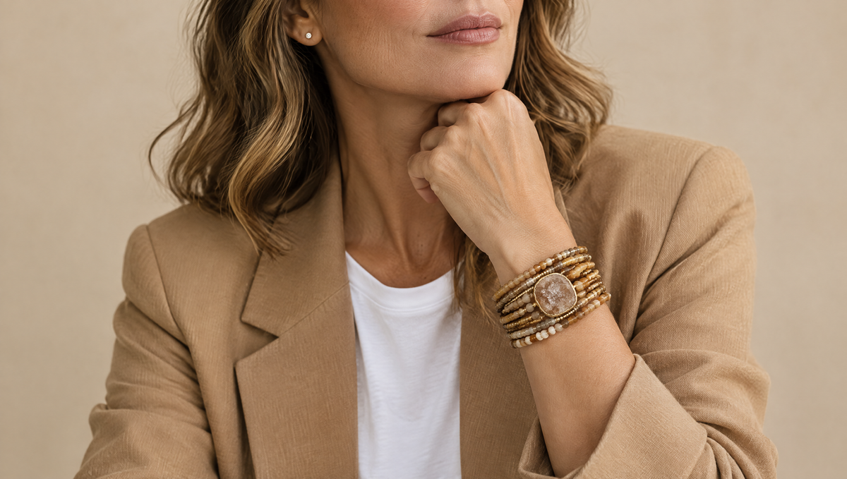 Femme en blazer camel portant un seul bracelet large multi-rangs comme pièce forte